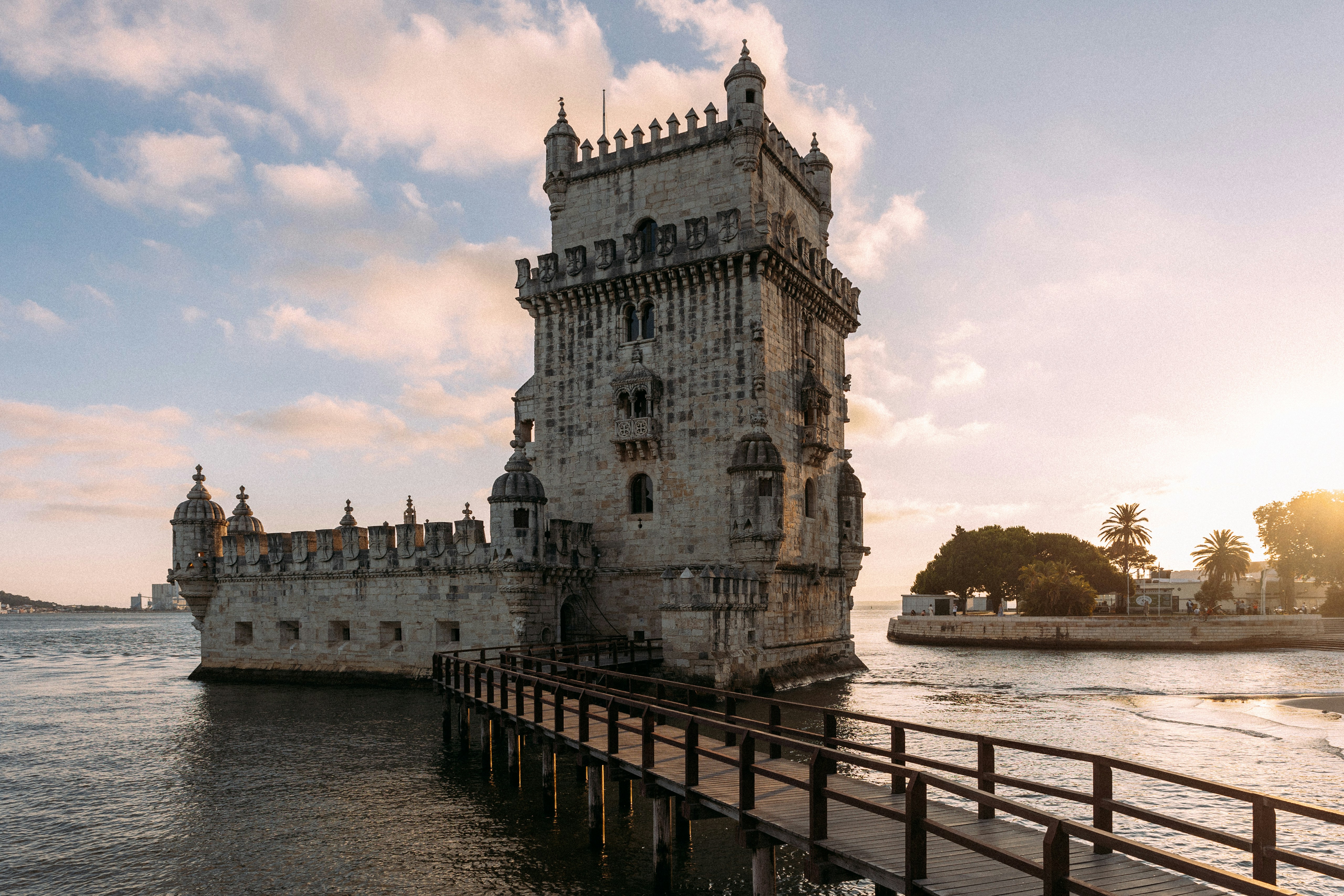 Torre de Belém bei Sonnenuntergang am Tejo